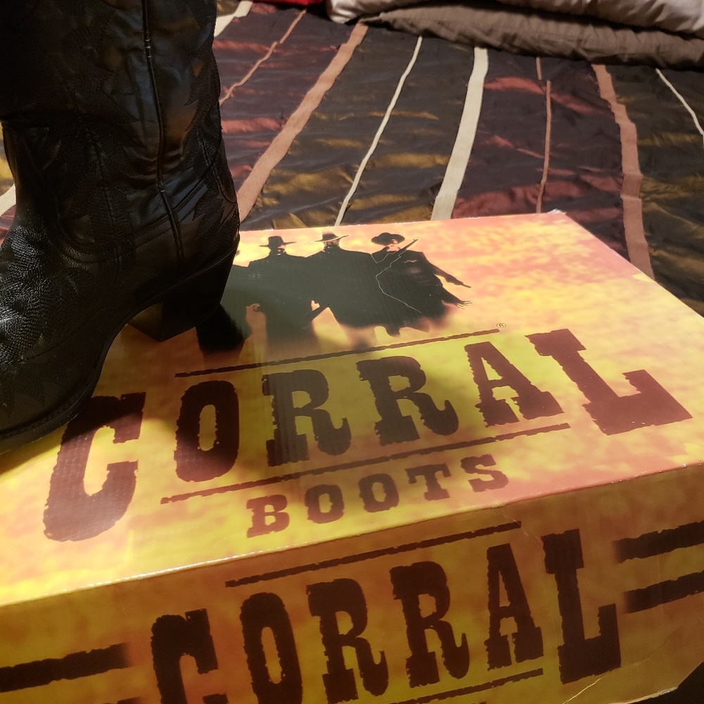 Corral Black embroidered boots